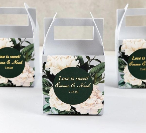 http://www.foreverweddingfavors.com/cdn/shop/articles/25-creative-wedding-favor-boxes-to-impress-your-guests-348499_600x.jpg?v=1694546495